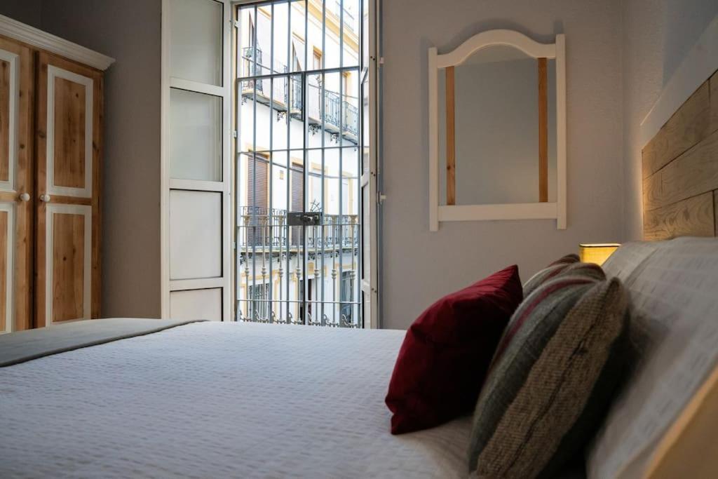 Apartamentos Alfaqueque B Севилья Экстерьер фото